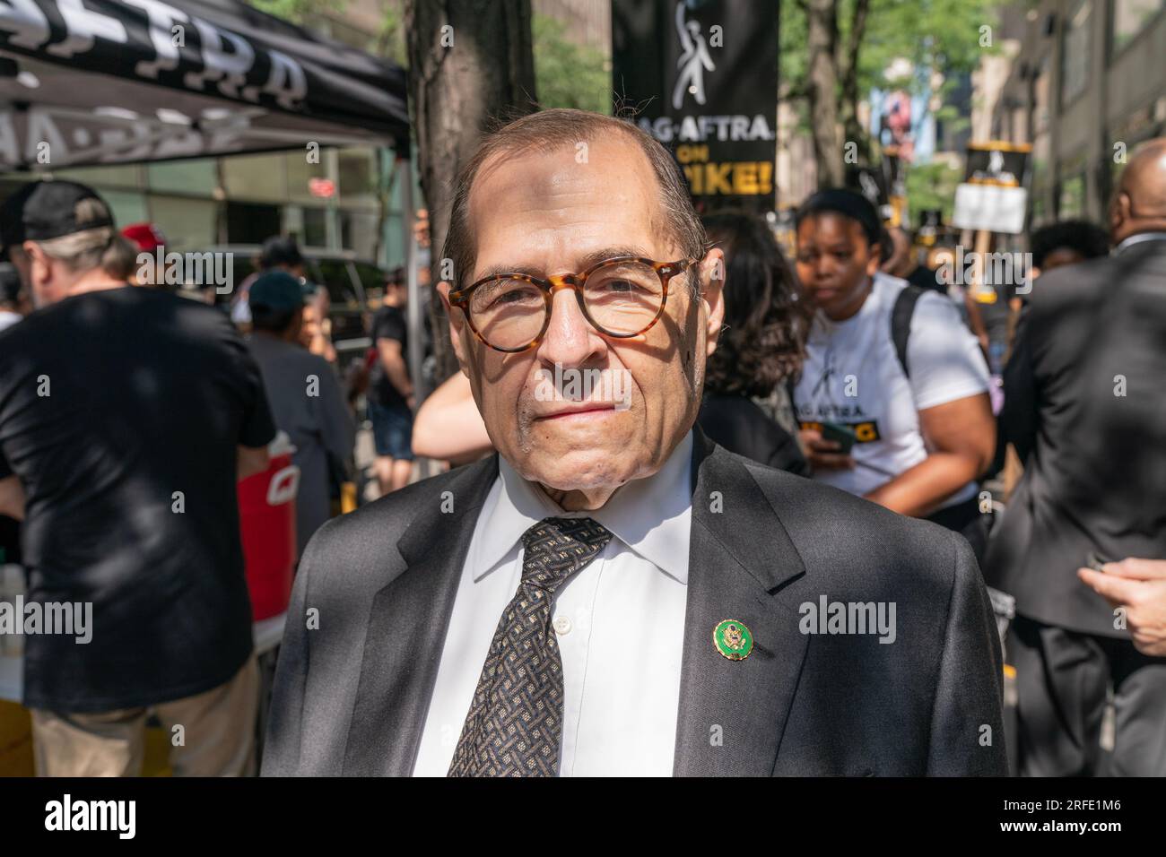 Le membre du Congrès Jerry Nadler a rejoint la ligne de piquetage des grèves de la WGA et de la SAG-AFTRA devant le siège de NBCUniversal à New York le 2 août 2023 Banque D'Images