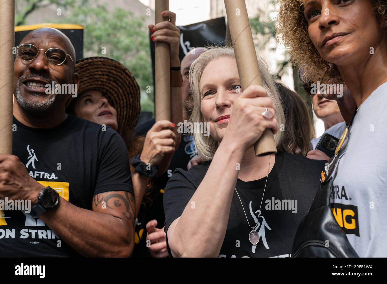 La sénatrice Kirsten Gillibrand s’est jointe à la ligne de piquetage des grévistes de la WGA et de la SAG-AFTRA devant le siège de NBCUniversal à New York le 2 août 2023 Banque D'Images