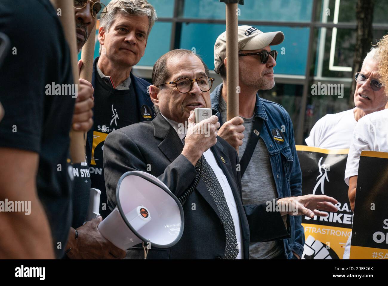 Le membre du Congrès Jerry Nadler s'exprime devant le siège de NBCUniversal à New York le 2 août 2023 devant la ligne de piquetage des travailleurs de la grève de la WGA et de la SAG-AFTRA Banque D'Images