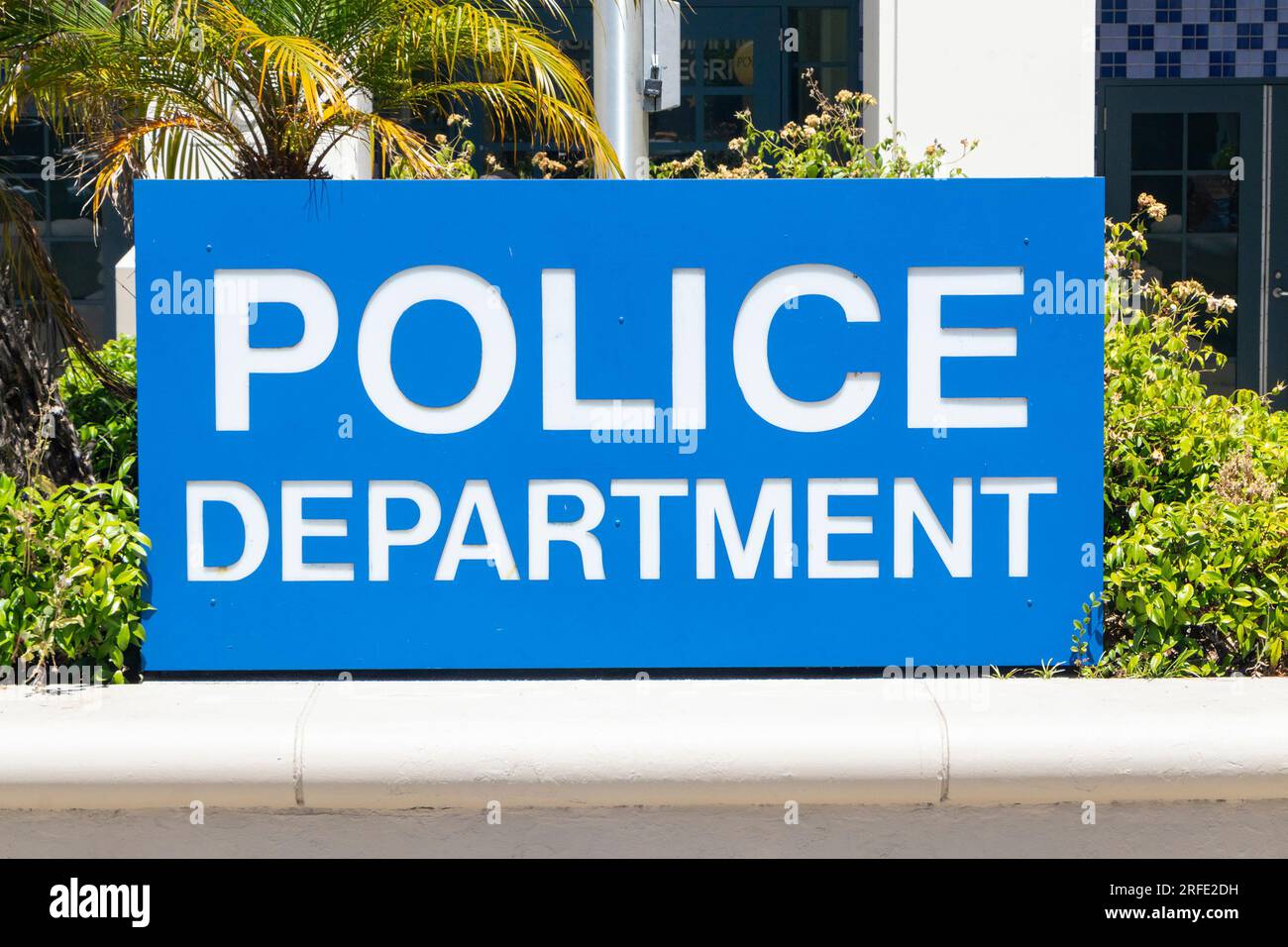 Panneau bleu et blanc du département de police devant le poste de police de Beverly Hills à Los angeles LA usa Banque D'Images