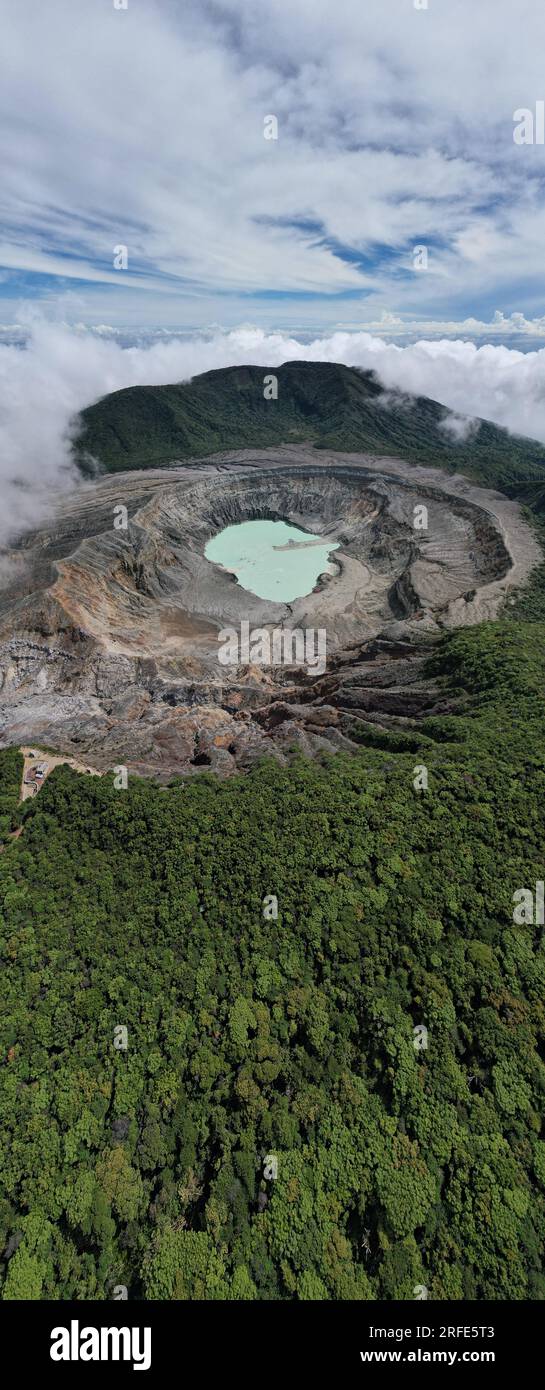 Belle vue aérienne du cratère et de la lagune du volcan Poas dans le parc national au Costa Rica Banque D'Images