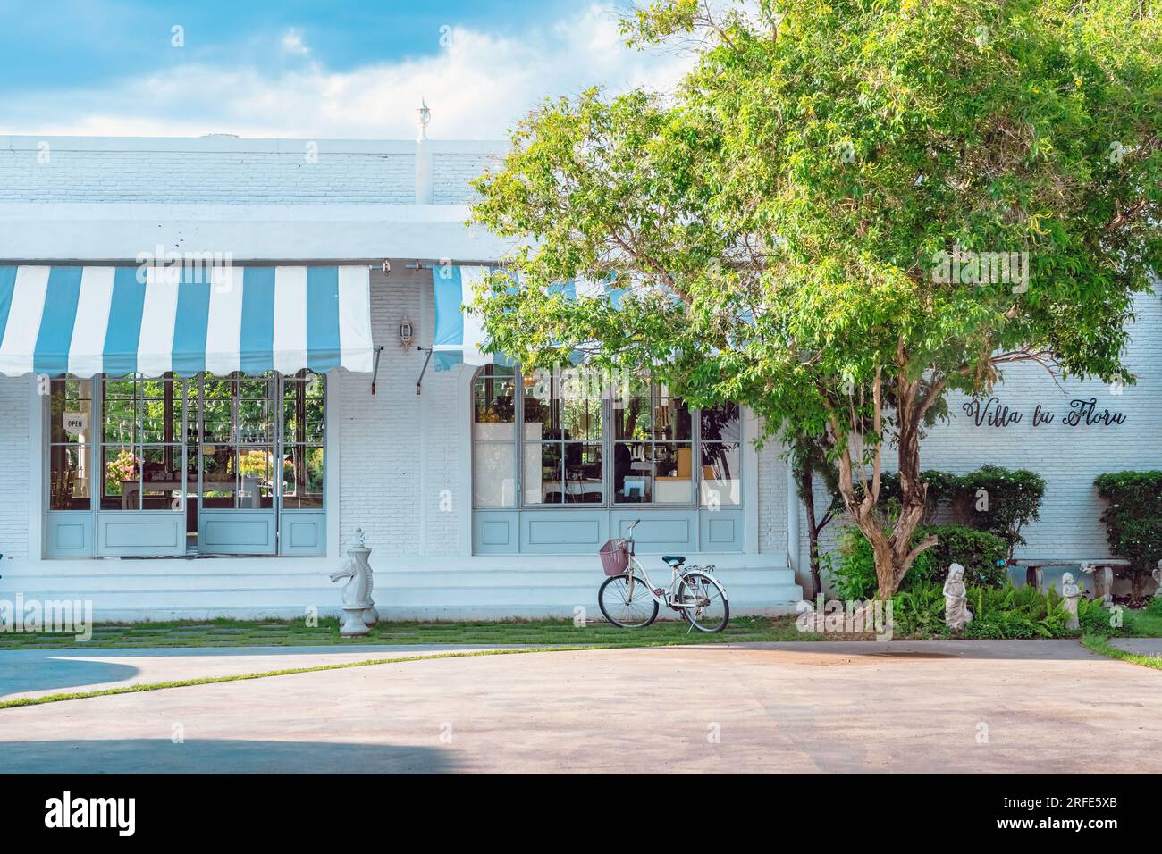 KANCHANABURI-THAÏLANDE, juin 30,2023 : belle vue extérieure du café moderne dans le style loft ou décoration du restaurant confortable dans le style moderne à V. Banque D'Images