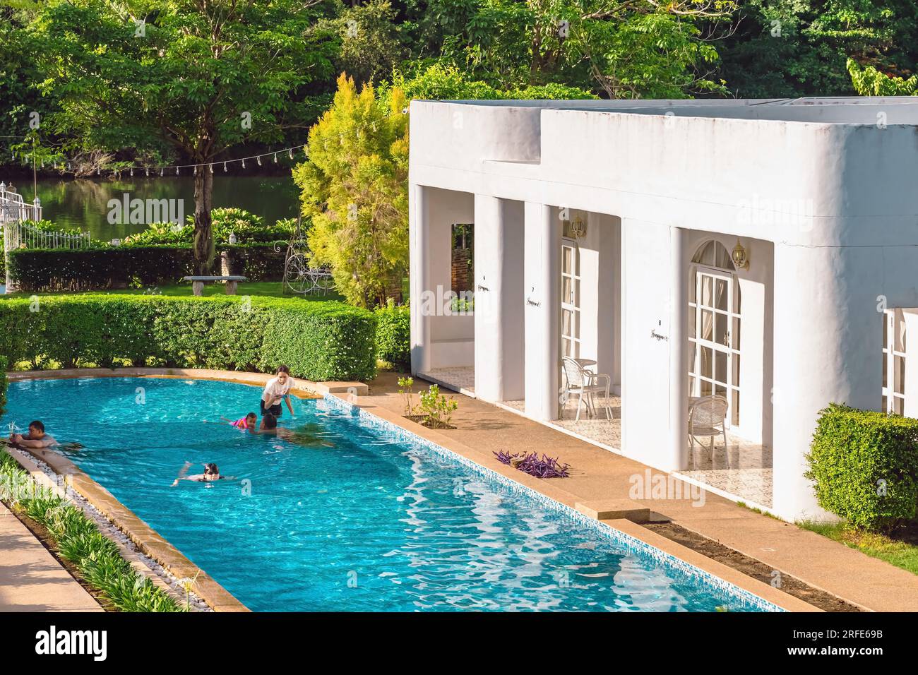 KANCHANABURI-THAÏLANDE,juin 30,2023 : magnifique vue extérieure de la station moderne dans le style loft ou décoration de Lodge confortable dans le style moderne de la Villa la FL Banque D'Images