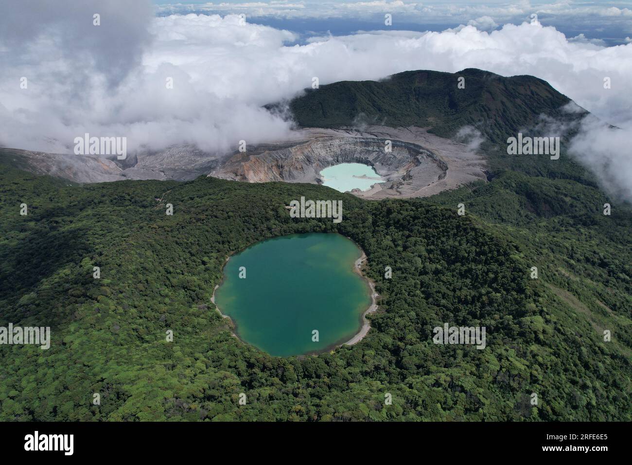 Belle vue aérienne du cratère et de la lagune du volcan Poas dans le parc national au Costa Rica Banque D'Images