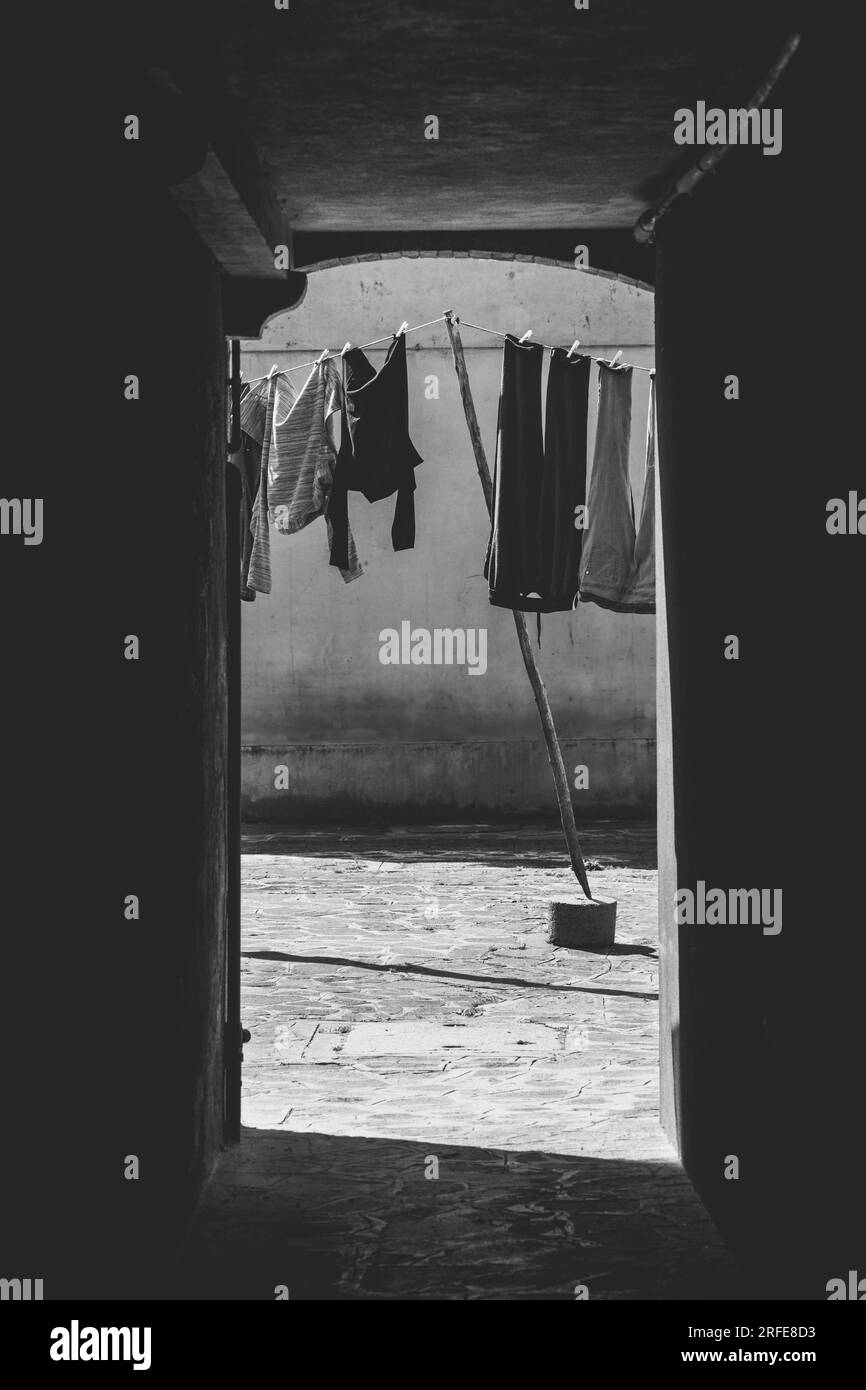 Vêtements suspendus sur fil pour sécher à l'extérieur, à Venise. Photographie en noir et blanc Banque D'Images