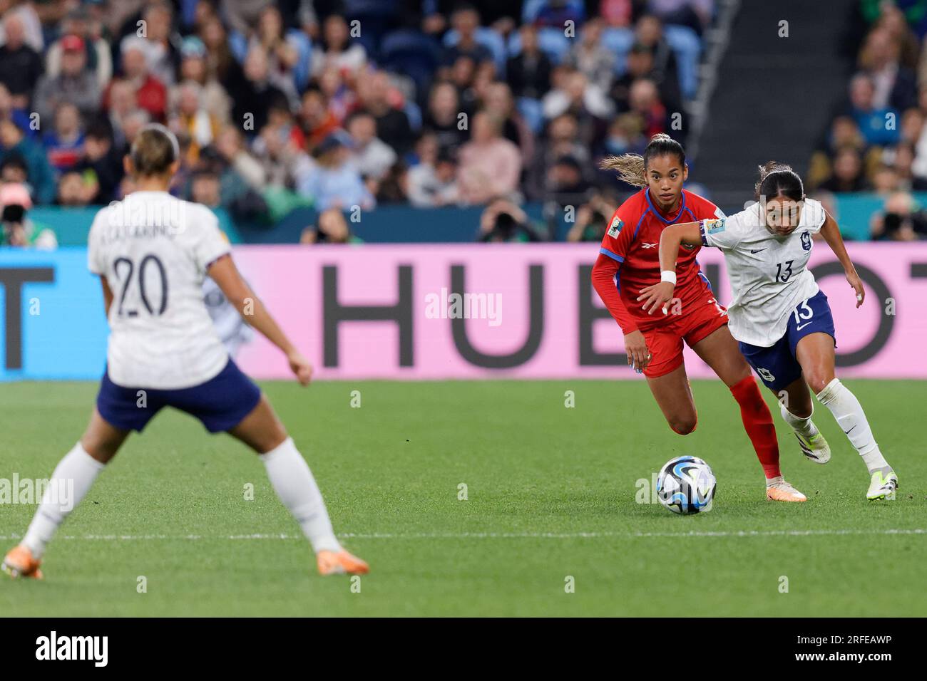 Sydney, Australie. 02 août 2023. Emily Cedeno de Panama concourt pour le ballon avec la française Selma Bacha lors du match de groupe F de la coupe du monde féminine de la FIFA 2023 entre le Panama et la France au Sydney football Stadium le 2 août 2023 à Sydney, en Australie Credit : IOIO IMAGES/Alamy Live News Banque D'Images