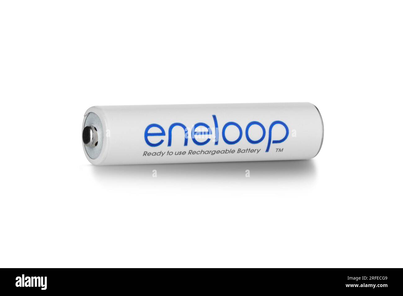 CHISINAU, MOLDAVIE - 27 juillet 2023 : Eneloop piles rechargeables AAA isolées sur fond blanc. Eneloop développé par Sanyo Electric Co., Ltd. (En fin de compte Banque D'Images