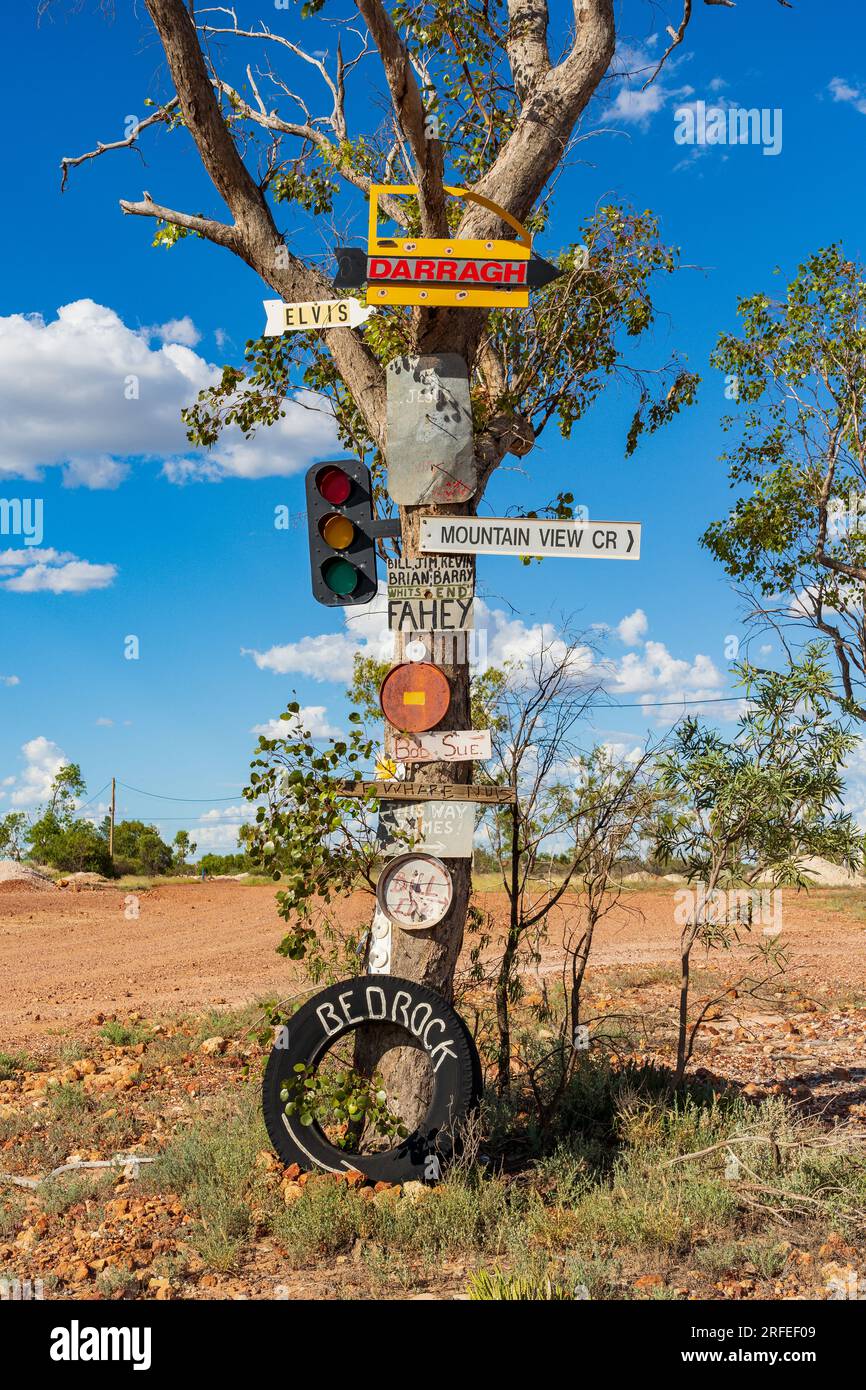 Un gommier à la main humoristique a fait des panneaux cloués à son tronc à Lightning Ridge dans l'Outback Nouvelle-Galles du Sud, Australie Banque D'Images