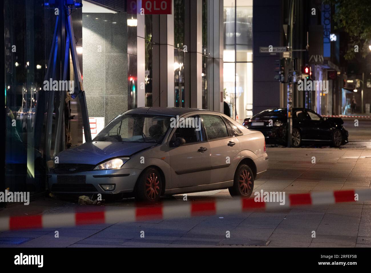 Berlin, Allemagne. 03 août 2023. Deux véhicules détruits se trouvent à l ' intersection de Tauentzienstraße/Nürnberger Straße. Deux voitures sont entrées en collision dans la nuit à Berlin-Charlottenburg. Plusieurs personnes ont été grièvement blessées, selon la police berlinoise. Selon le rapport, les véhicules sont entrés en collision avec une telle force qu'ils ont été projetés contre un feu de circulation et une façade de maison. (À dpa : deux voitures entrent en collision à Charlottenburg - plusieurs blessés) crédit : Paul Zinken/dpa - ATTENTION : les plaques d'immatriculation ont été pixelisées pour des raisons légales/dpa/Alamy Live News Banque D'Images