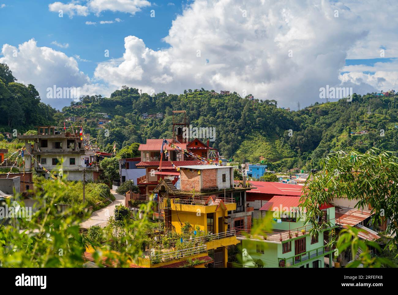Vue sur les bâtiments colorés entourés de montagnes verdoyantes, Katmandou, Népal. Banque D'Images