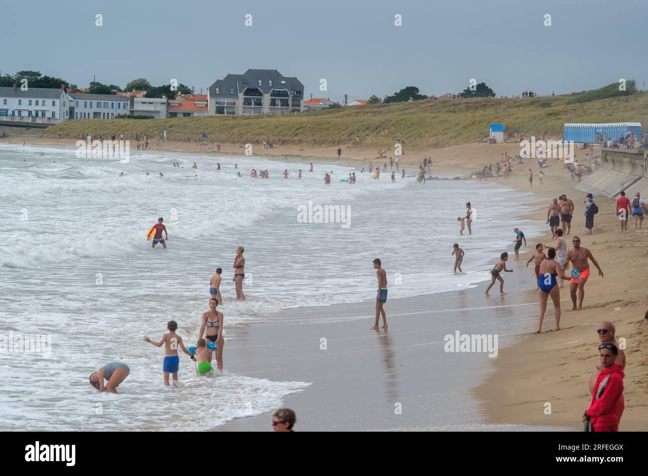Bretignolles-sur-Mer, France - 19 août 2020 : touristes profitant de la belle plage de sable de Bretignolles-sur-Mer France Banque D'Images