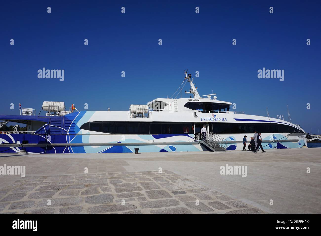 Novalja, Croatie, 21 mai 2023. Nouveau catamaran moderne Puntamika par l'agence Jadrolinija naviguant vers la ville de Novalja sur l'île de Pag en Croatie Banque D'Images