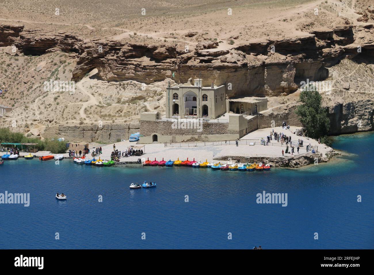 Bamyan, Afghanistan. 12 juillet 2023. Les touristes visitent le parc national Band-e-Amir dans la province de Bamyan, Afghanistan, le 12 juillet 2023. La pittoresque province de Bamyan s'est efforcée de conserver son statut de plaque tournante touristique de l'Afghanistan, alors que des centaines de milliers de touristes visitent Band-e-Amir dans la province, une chaîne de six lacs naturels élevés à près de 3 000 mètres au-dessus du niveau de la mer. La province des hauts plateaux pittoresques afghans attire plus de touristes dans un climat de chaleur estivale » crédit : Ziaodin Azad/Xinhua/Alamy Live News Banque D'Images