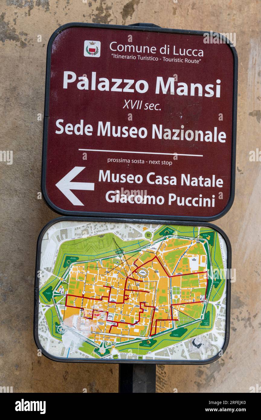Un panneau de rue et de carte à Piazza Mansi et Sede Museo nationale n la ville de Lucques dans la région toscane de l'Italie. Banque D'Images