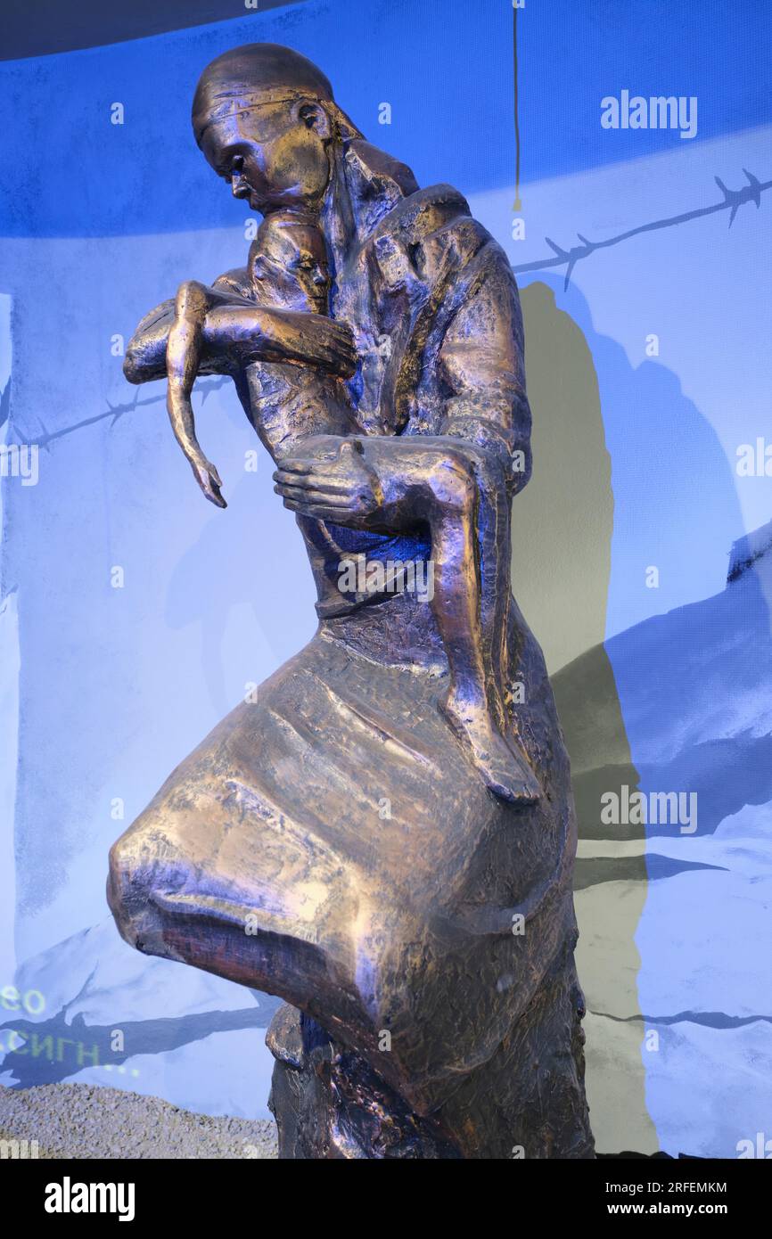 Sculpture émotionnelle d'une mère tenant un enfant. Au Musée des victimes de la répression politique à Shymkent, Kazakhstan. Banque D'Images