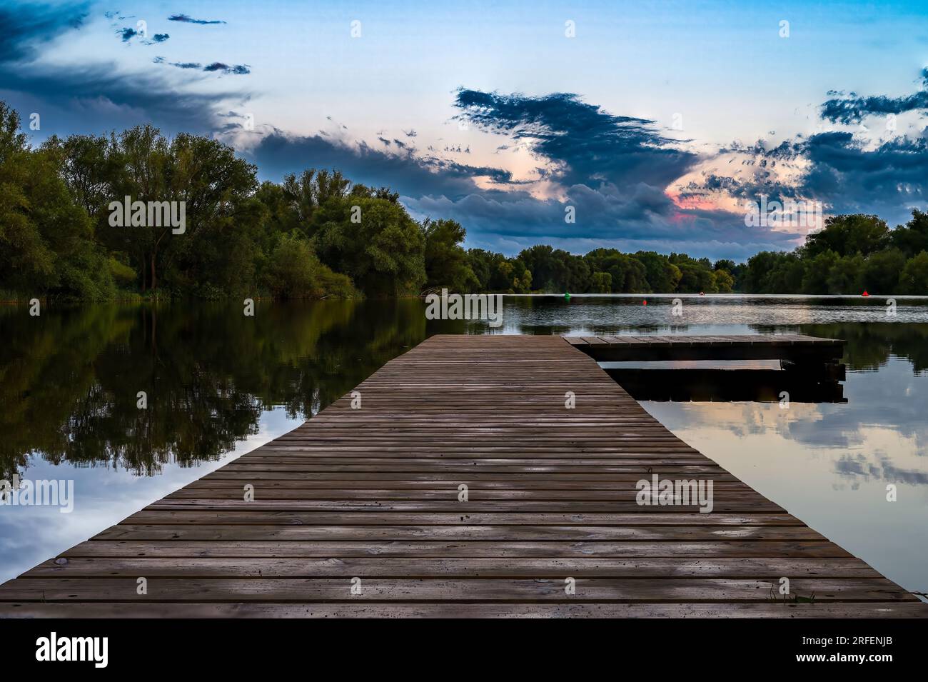 Une jetée fait saillie dans le lac. Banque D'Images