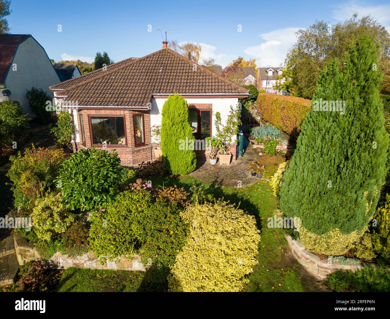 Aérien, bungalow et jardin avant dans un cadre suburbain Angleterre Banque D'Images