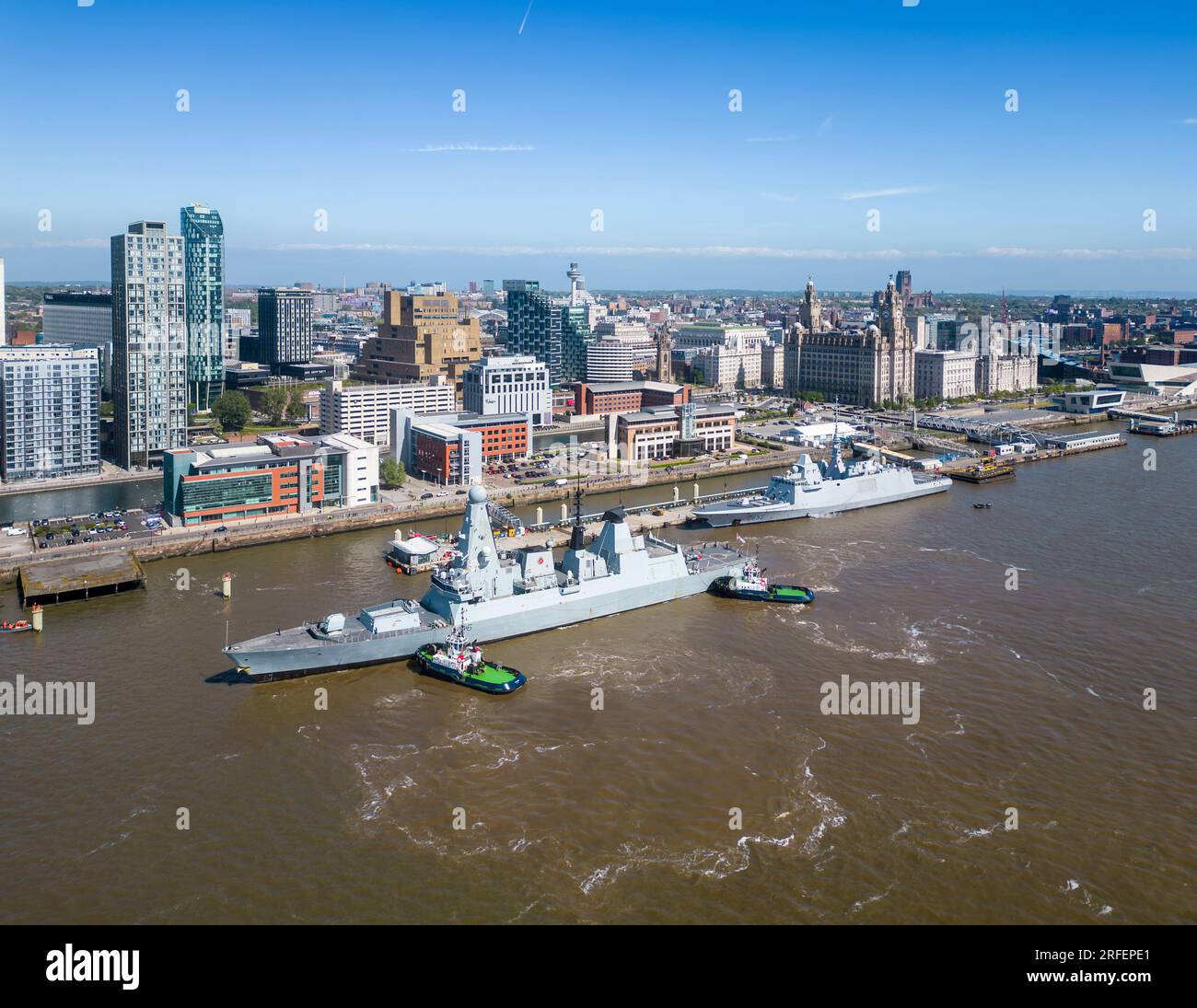Les navires de guerre HMS Defender et FS Bretagne amarrent à Liverpool Pier Head, en Angleterre Banque D'Images
