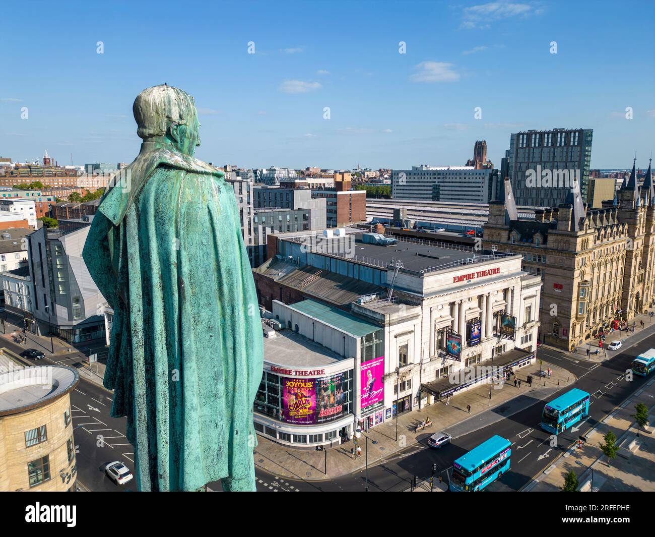 Vue aérienne de la statue du duc de Wellington avec le Liverpool Empire Theatre, Merseyside, Angleterre Banque D'Images