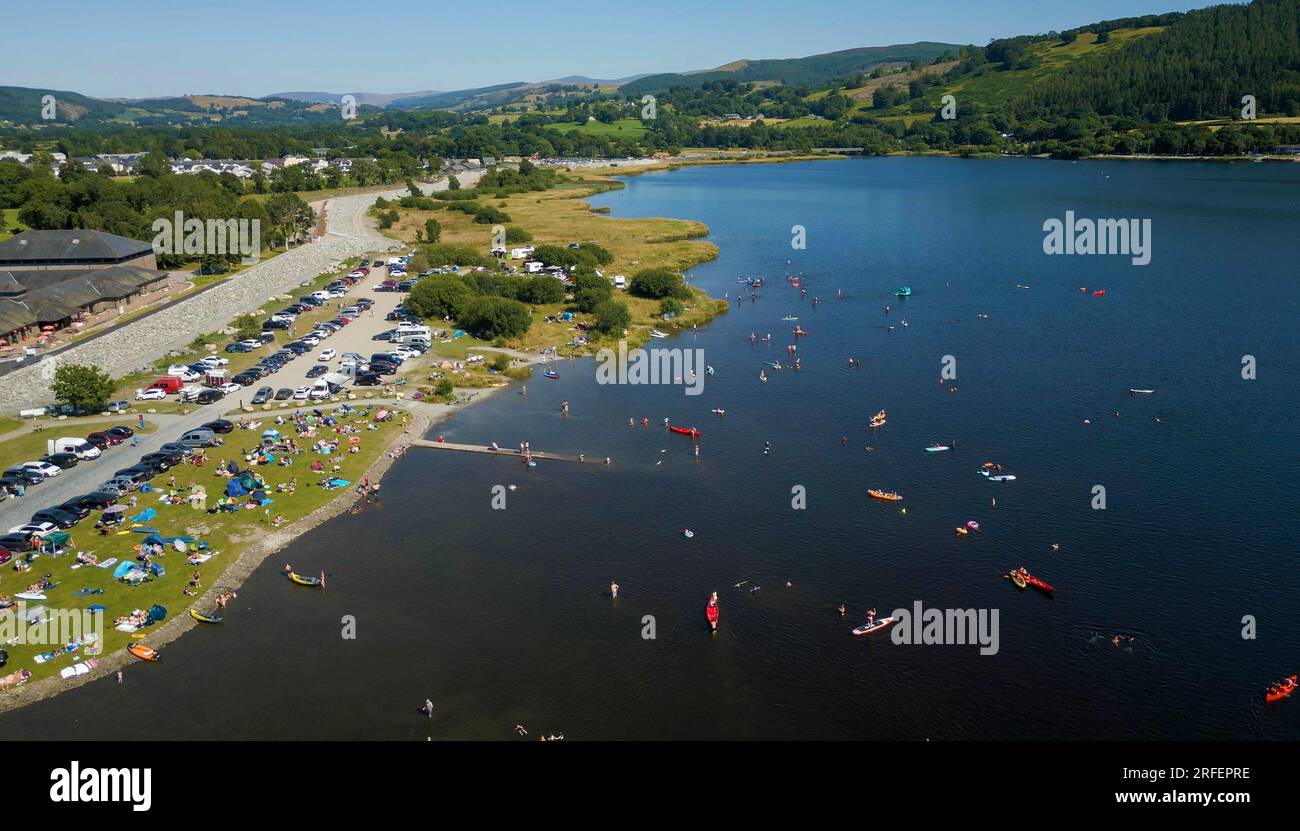 Les gens aiment les sports nautiques sur le lac Bala en été, Gwynedd, pays de Galles Banque D'Images