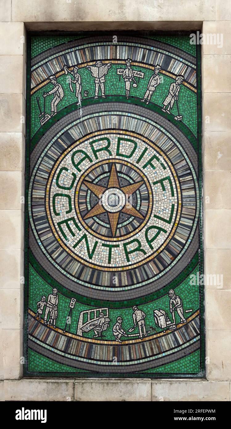 Art en anglais sur l'entrée de la gare centrale de Cardiff, Central Square, Cardiff , pays de Galles, Royaume-Uni, CF10 1EP Banque D'Images