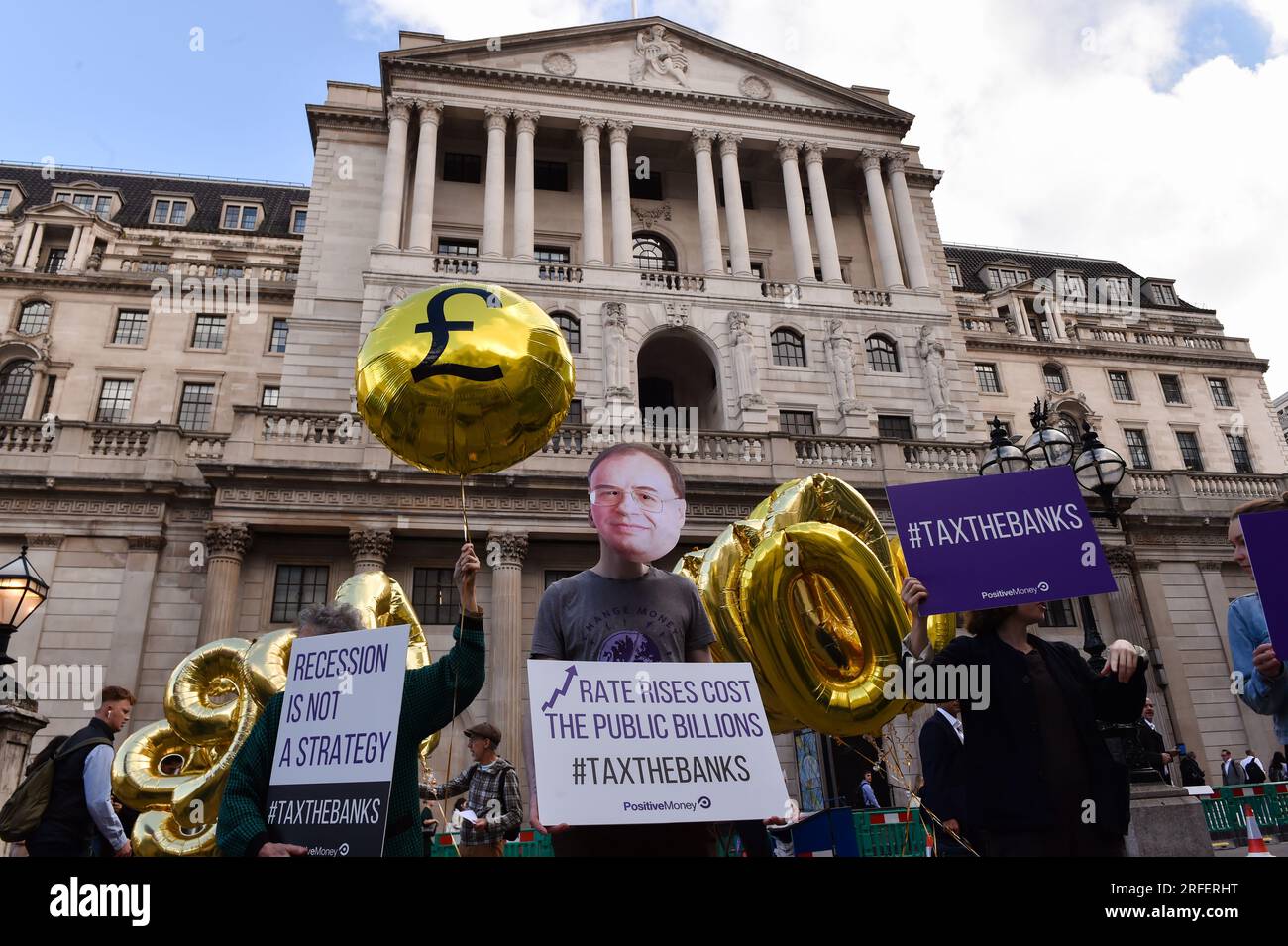 Londres, Angleterre, Royaume-Uni. 3 août 2023. Les militants de "positive money" manifestent devant la Banque d'Angleterre avant la décision sur le taux d'intérêt, Exigeant "d'arrêter d'essayer de lutter contre l'inflation avec des taux d'intérêt plus élevés" et exigeant "des impôts plus élevés sur les bénéfices que les banques font de taux d'intérêt plus élevés".Bank of England devrait augmenter les taux d'intérêt d'au moins 0,25% aujourd'hui. (Image de crédit : © Thomas Krych/ZUMA Press Wire) USAGE ÉDITORIAL SEULEMENT! Non destiné à UN USAGE commercial ! Banque D'Images