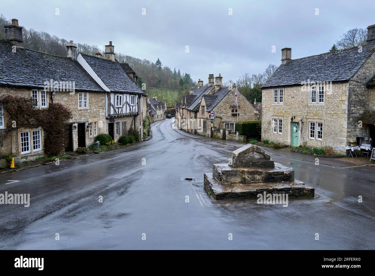 Vue depuis la croix du marché du 14e siècle en descendant la rue vers Water Lane. Banque D'Images