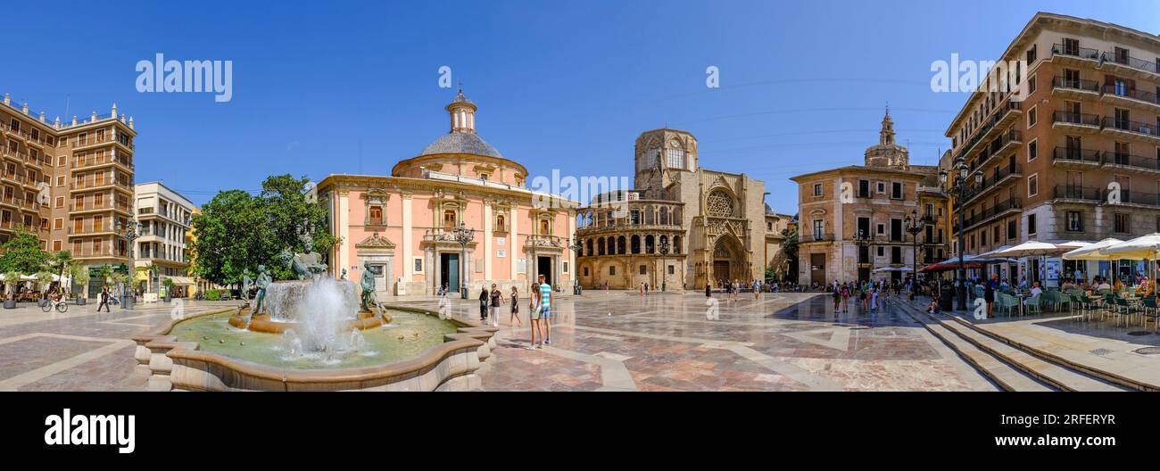 Espagne, Valence, vieille ville, Plaza de la Virgen avec la fontaine Turia, la cathédrale St Marie de Valence et la Vraie basilique de Nuestra Senora de Los Desamparados Banque D'Images