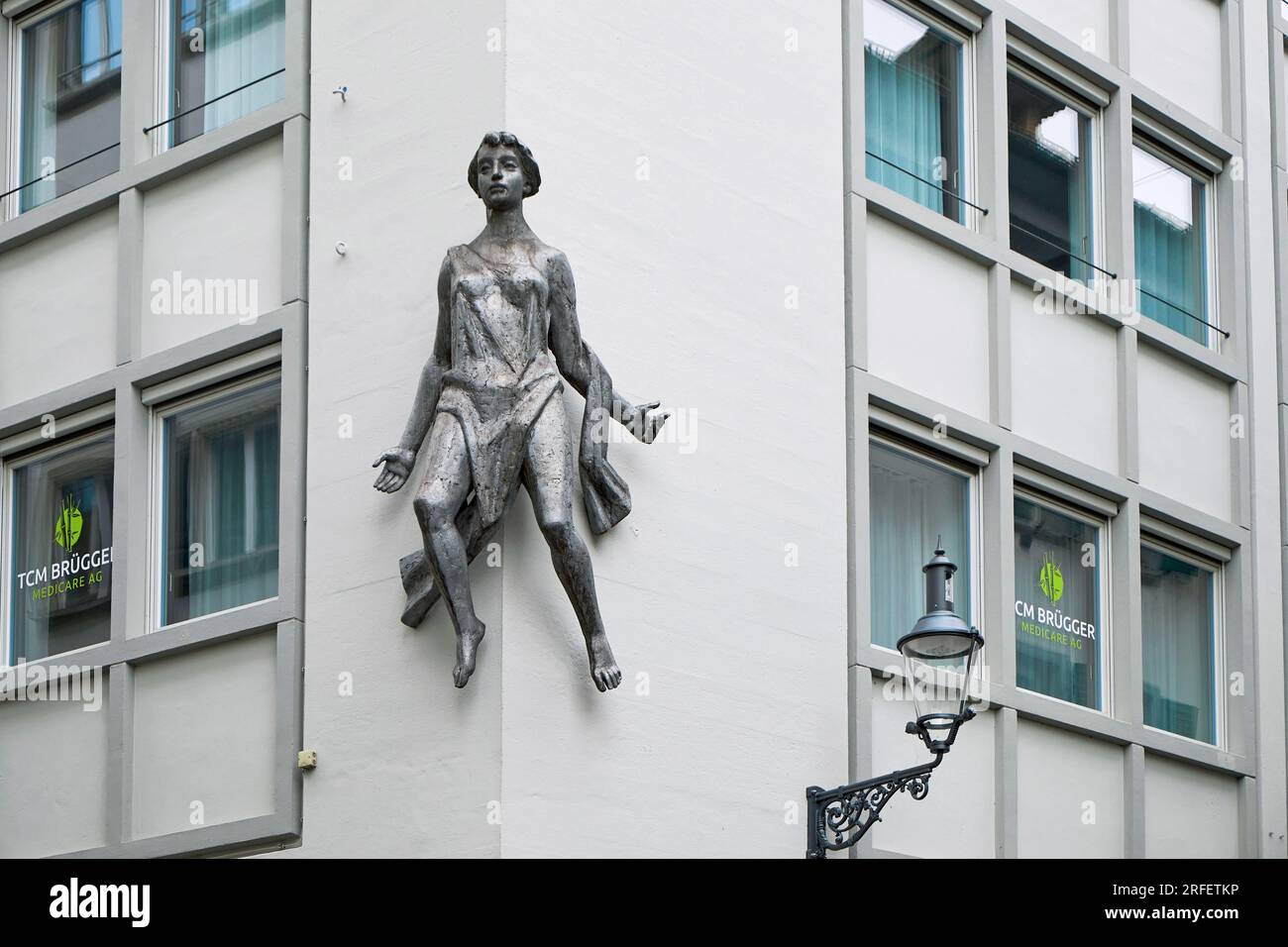 Suisse, canton de Lucerne, Lucerne (Lucerne), Weinmarkt, Sculpture sur la façade du centre médical TCM Brugger Medicare AG Banque D'Images