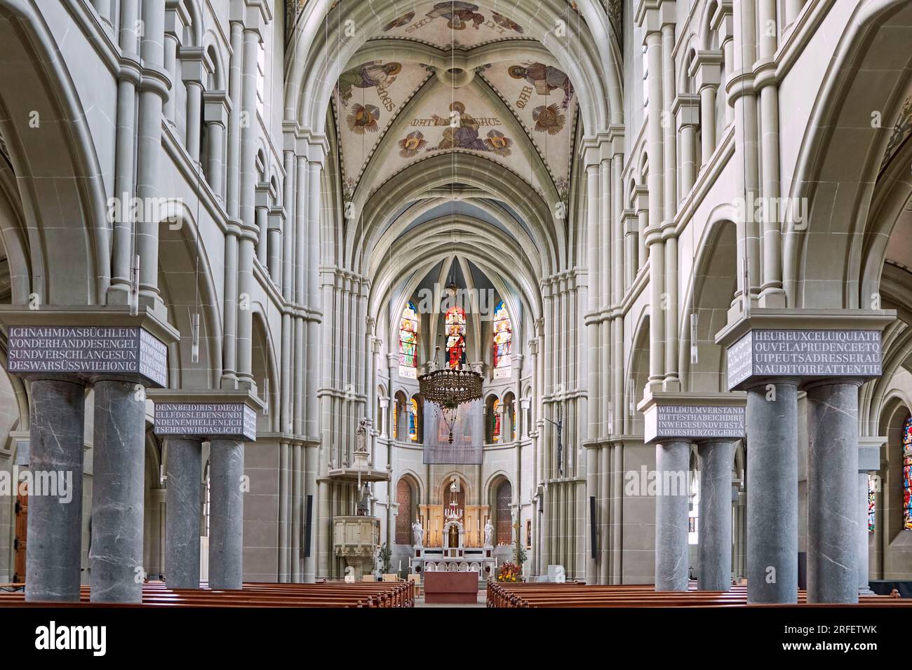 Suisse, Canton de Berne, Berne, vieille ville inscrite au patrimoine mondial de l'UNESCO, nef et chœur de l'église Saint Pierre et Paul, premier édifice catholique de la ville Banque D'Images