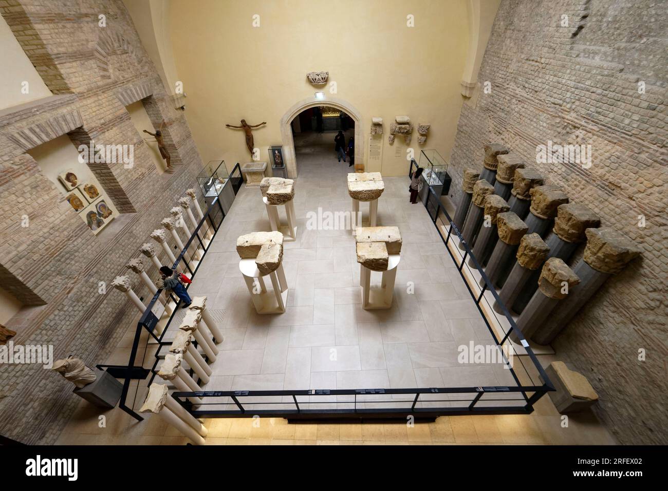 France, Paris, domaine classé au patrimoine mondial de l'UNESCO, Musée National de Cluny du Moyen Age, salle 3, Art Roman, église abbatiale Saint Germain des Prés, douze capitales dos à dos Banque D'Images