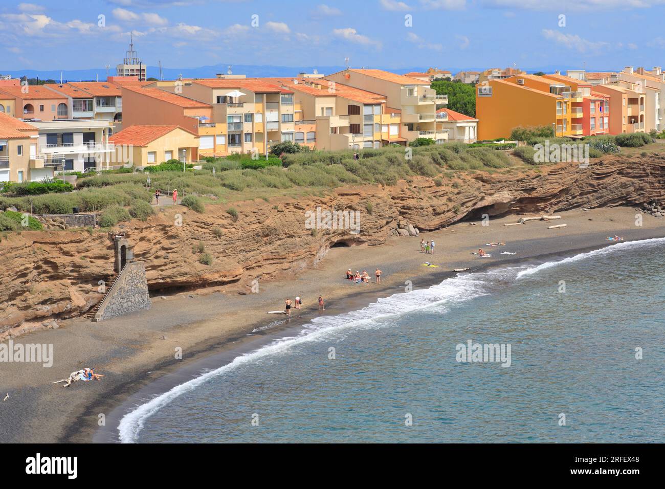 France, Hérault, Agde, Cap d'Agde, Grande Conque Beach, plage de sable noir (basalte) et ses falaises d'origine volcanique Banque D'Images