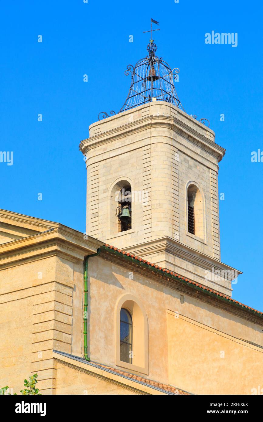 France, Hérault, Marseillan, église Saint Jean Baptiste du 17e siècle, clocher surmonté d'un campanile en fer forgé Banque D'Images