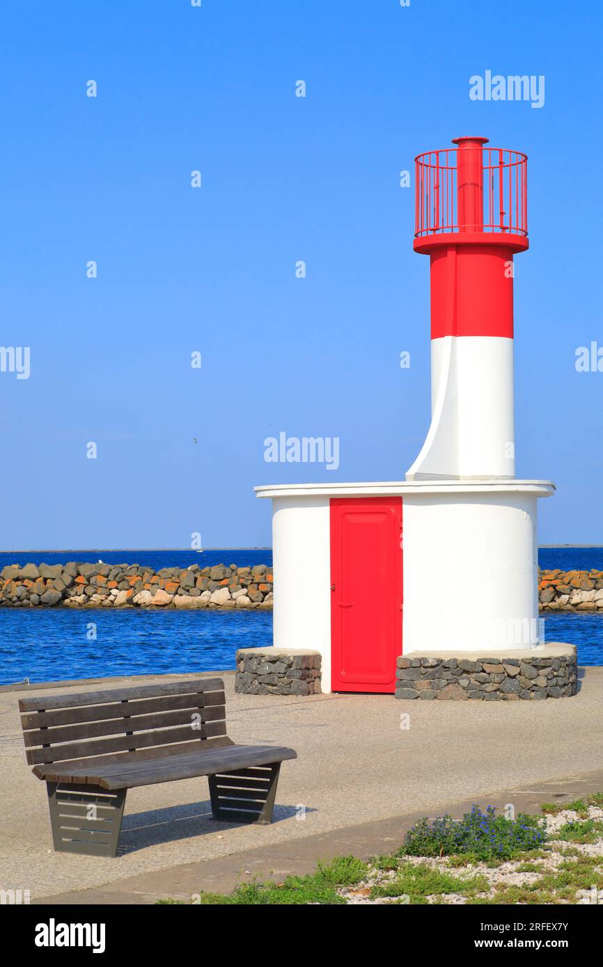 France, Hérault, Etang de Thau, Marseillan, phare à l'entrée de la marina Banque D'Images