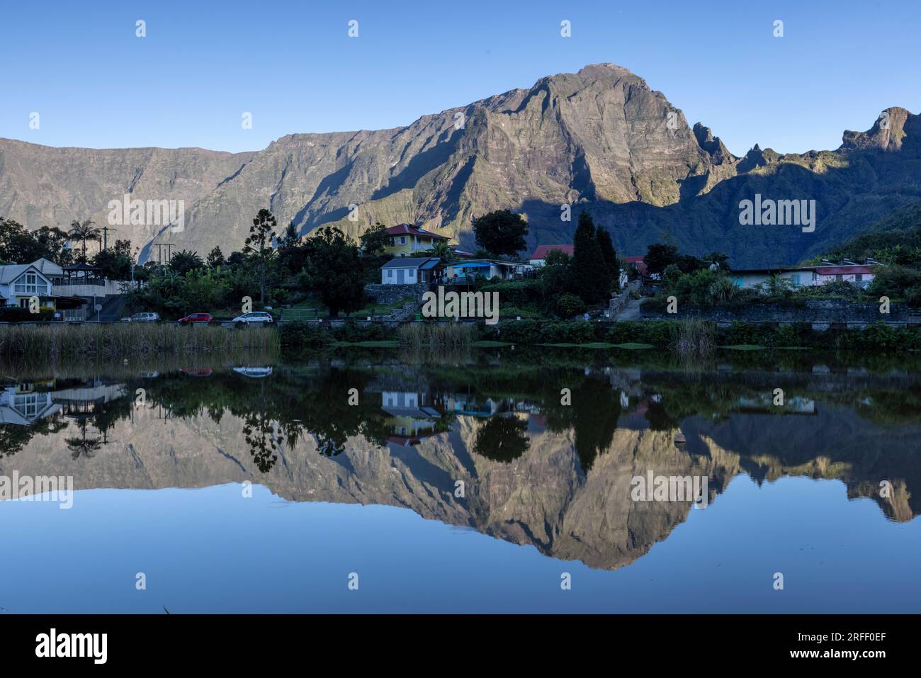 France, Ile de la Réunion, classée au patrimoine mondial de l'UNESCO, Cirque de Cilaos, Cilaos, reflet de la montagne au lac Mare a Joncs Banque D'Images