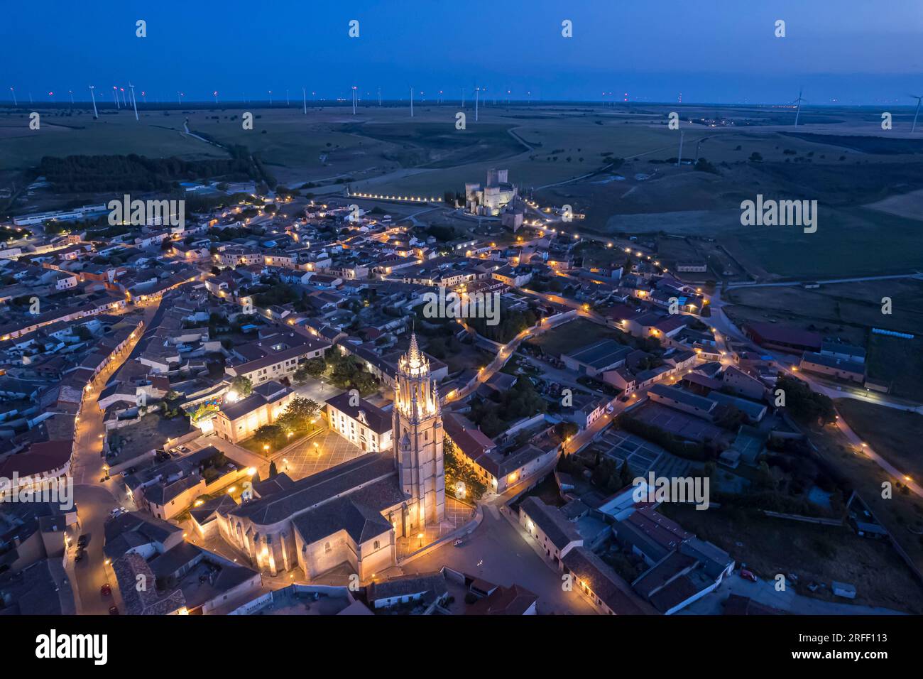 Espagne, Castille et Léon, Montealegre de Campos, Ampudia, le village et le château de nuit (vue aérienne) Banque D'Images