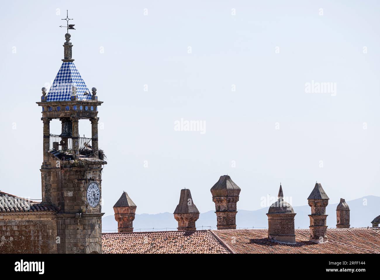 Espagne, Estrémadure, Trujillo, tour de l'horloge San Martin et cheminées palce Los Dukes de San Carlos Banque D'Images