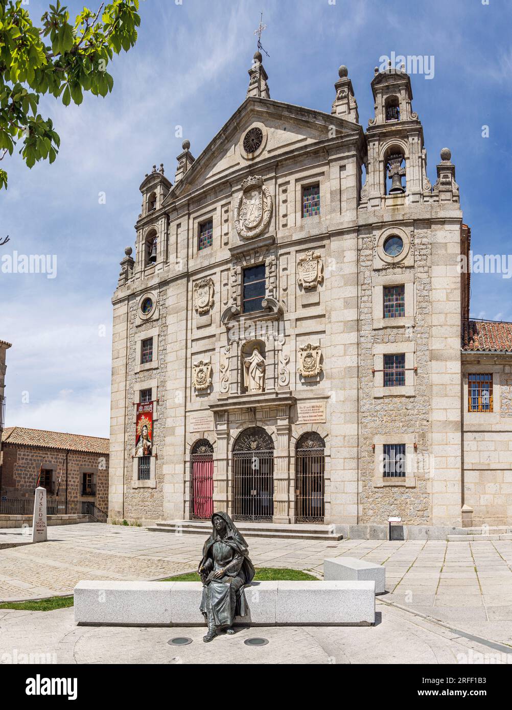 Espagne, Castille-et-Léon, Avila, Vieille ville d'Avila avec ses églises extra-muros inscrites au patrimoine mondial de l'UNESCO, statue de Santa Teresa devant le couvent Banque D'Images