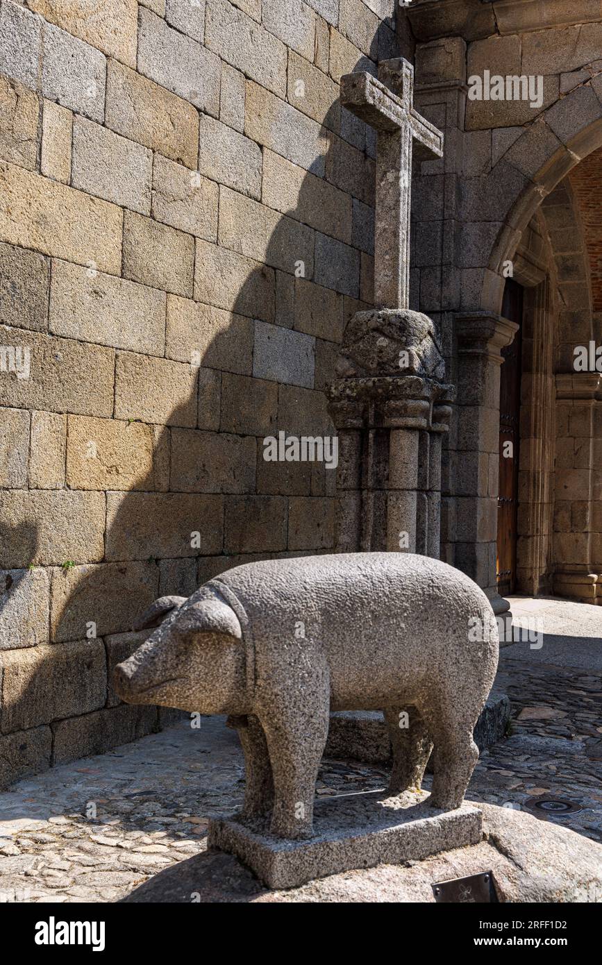 Espagne, Castille et Léon, la Alberca, statue de cochon noir devant l'église Banque D'Images