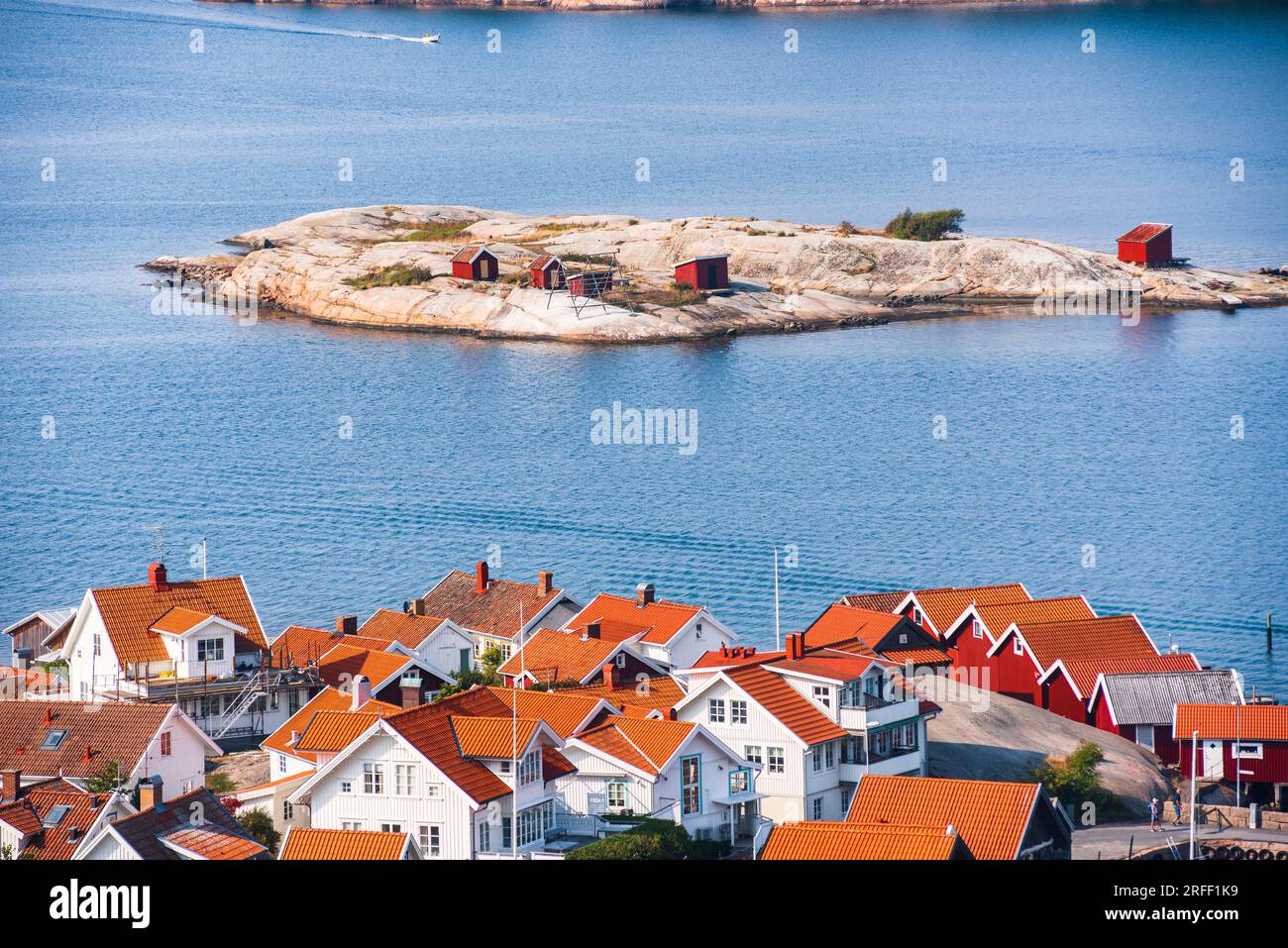 Suède, Bohuslan, Fjallbacka, vue sur la ville depuis la falaise de Vetteberget. vue aérienne sur la ville Banque D'Images