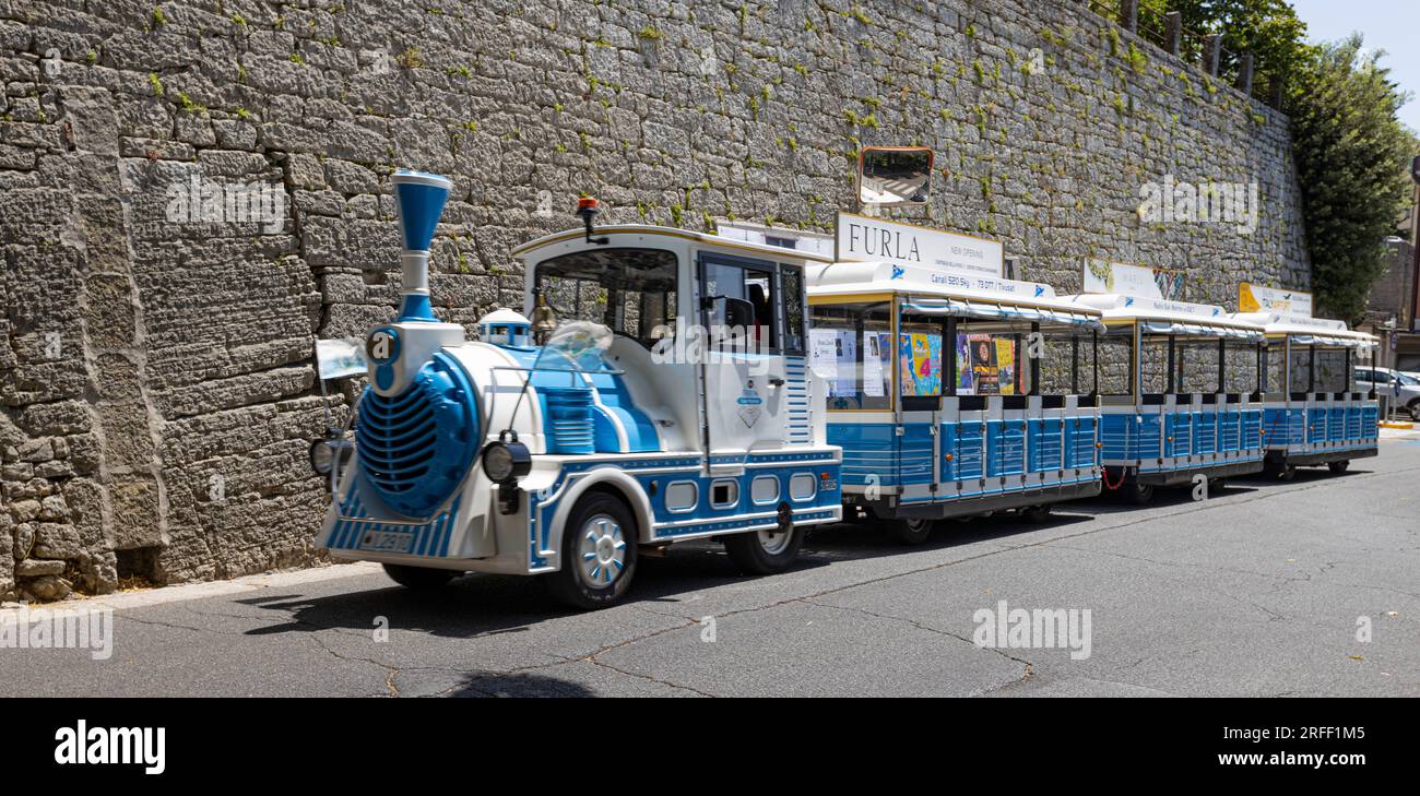 SAINT-MARIN, le 5 JUILLET 2022 - train touristique dans les rues de Saint-Marin, Europe Banque D'Images