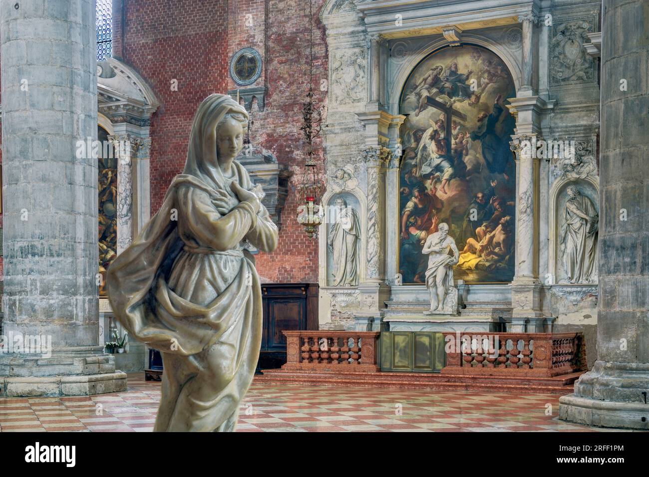 Italie, Vénétie, Venise, classée au patrimoine mondial de l'UNESCO, basilique Santa Maria Gloriosa Dei Frari, autel de saint Joseph de Copertino et statue de Vierge Marie Banque D'Images