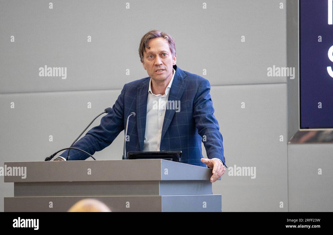 Munich, Allemagne, le 2 août 2023, Michael Peter, PDG de Siemens Mobility,  lors de la conférence de presse sur la présentation des nouveaux trains  pour le S-Bahn Munich par Siemens Mobility le