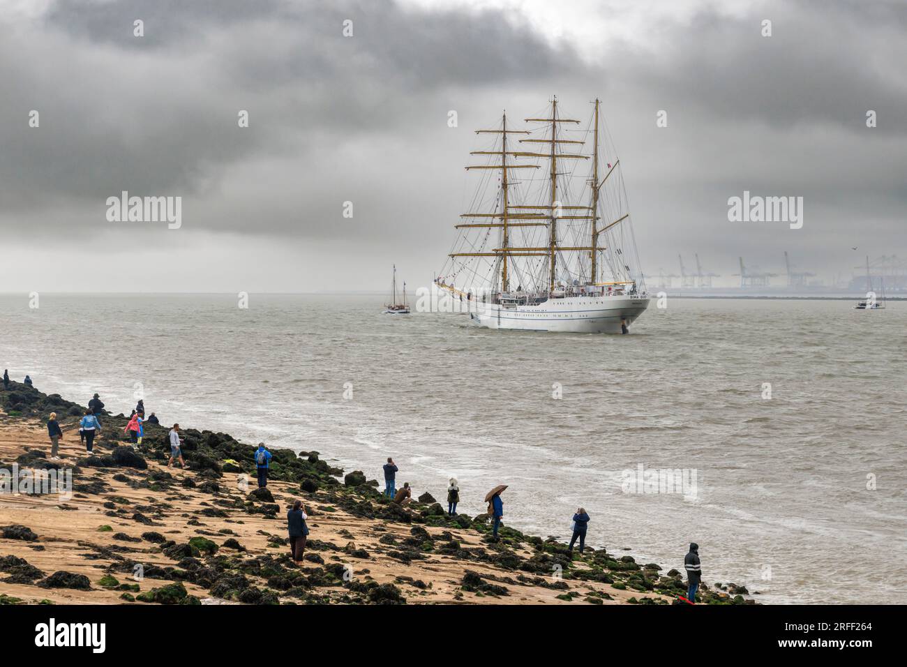 France, Calvados, Honfleur, Armada 2023, navire-école indonésien à trois mâts barque Bima Suci quitte la baie de la Seine et navigue devant la plage de butin, port du Havre en arrière-plan Banque D'Images