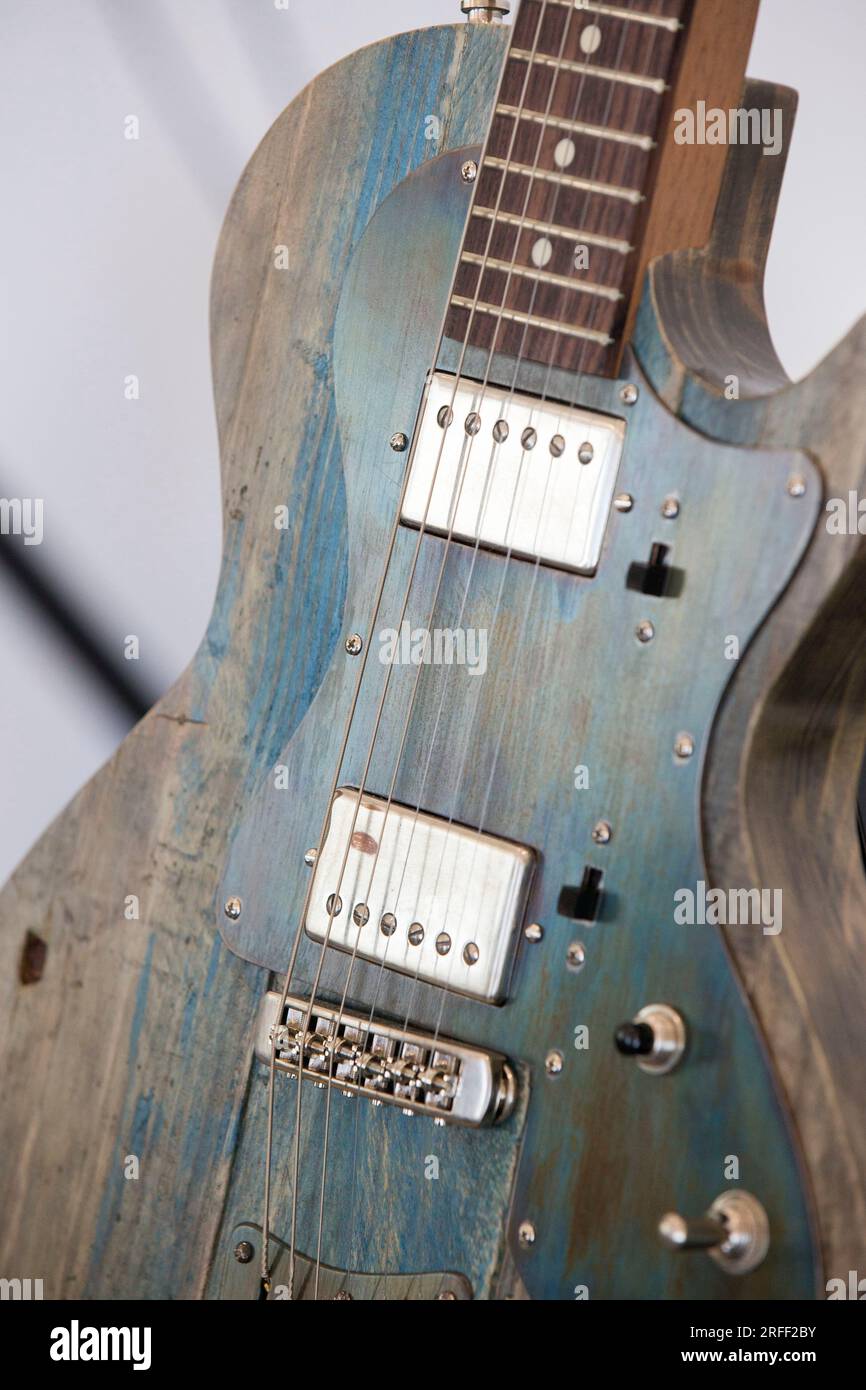 France, hauts de Seine, Puteaux, Festival international de la guitare, guitare électrique fabriquée à partir de palette en bois recyclé Banque D'Images
