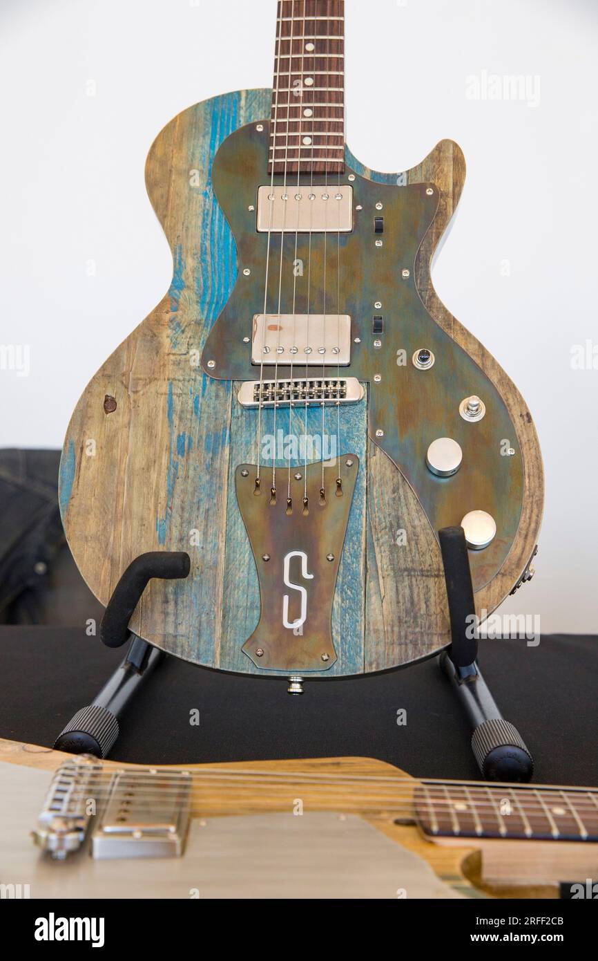 France, hauts de Seine, Puteaux, Festival international de la guitare, guitare électrique fabriquée à partir de palette en bois recyclé Banque D'Images