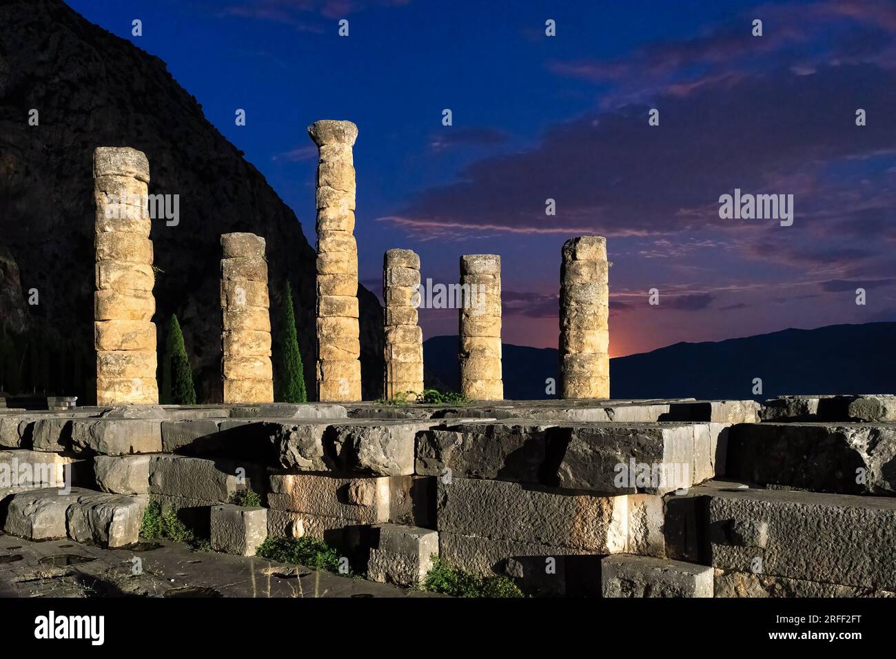 Temple d'Apollon à Delphes en Grèce pendant l'heure bleue. Gros plan. Banque D'Images