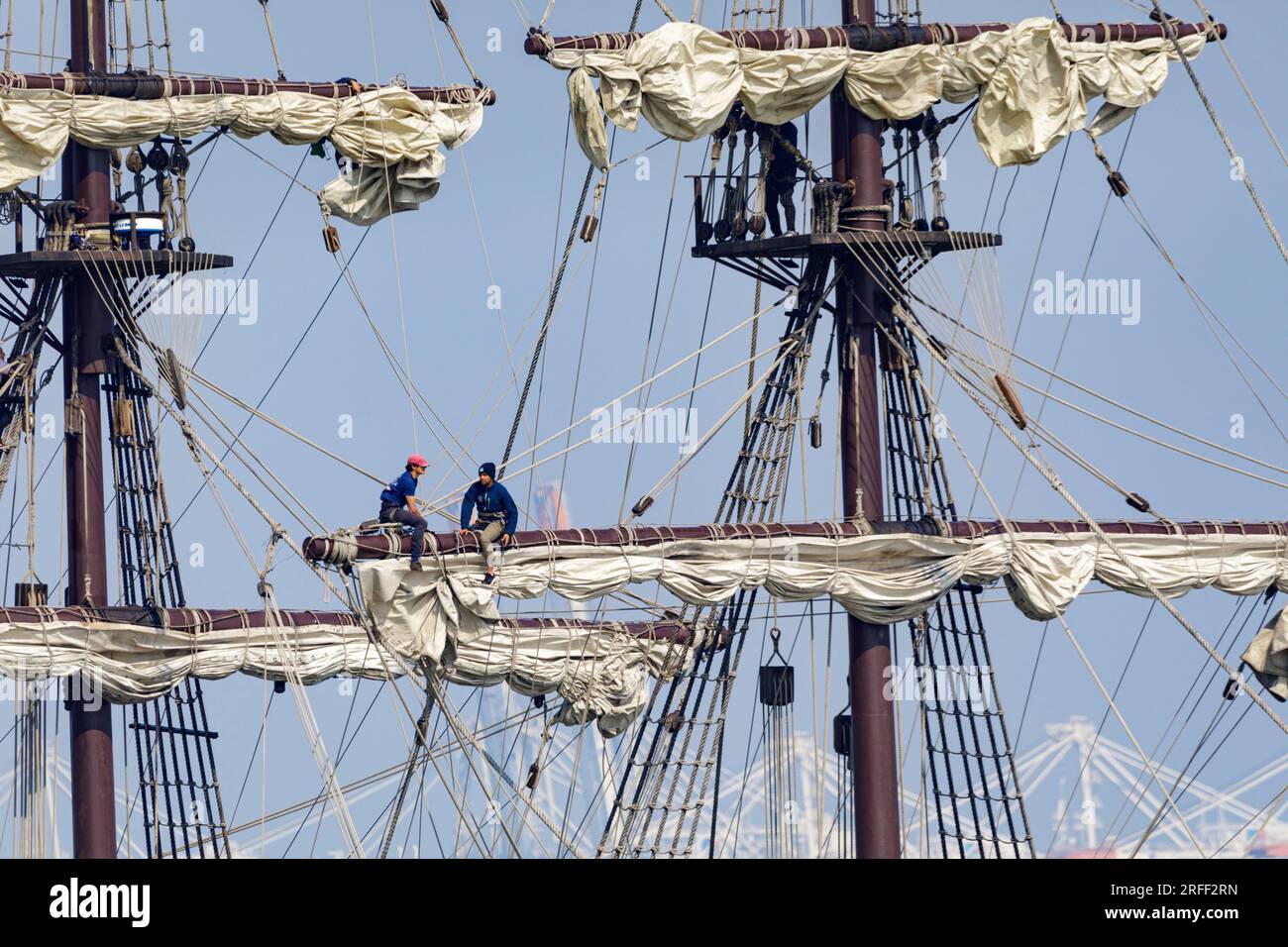 France, Calvados, Honfleur, Armada 2023, El Galeon, Réplique d'un galion espagnol du 16e siècle, arrive dans la baie de la Seine, avec des marins travaillant dans les chantiers Banque D'Images France, Calvados, Honfleur, Armada 2023, El Galeon, Réplique d'un galion espagnol du 16e siècle, arrive dans la baie de la Seine, avec des marins travaillant dans les chantiers Banque D'Images