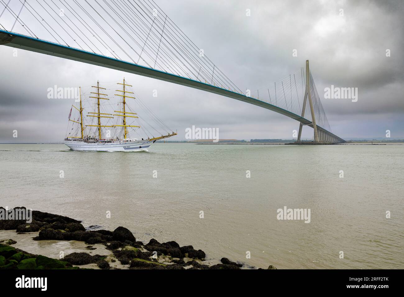 France, Calvados, Honfleur, Armada 2023, navire-école indonésien à trois mâts barque Bima Suci arrive dans la baie de la Seine et navigue sous le pont de Normandie Banque D'Images