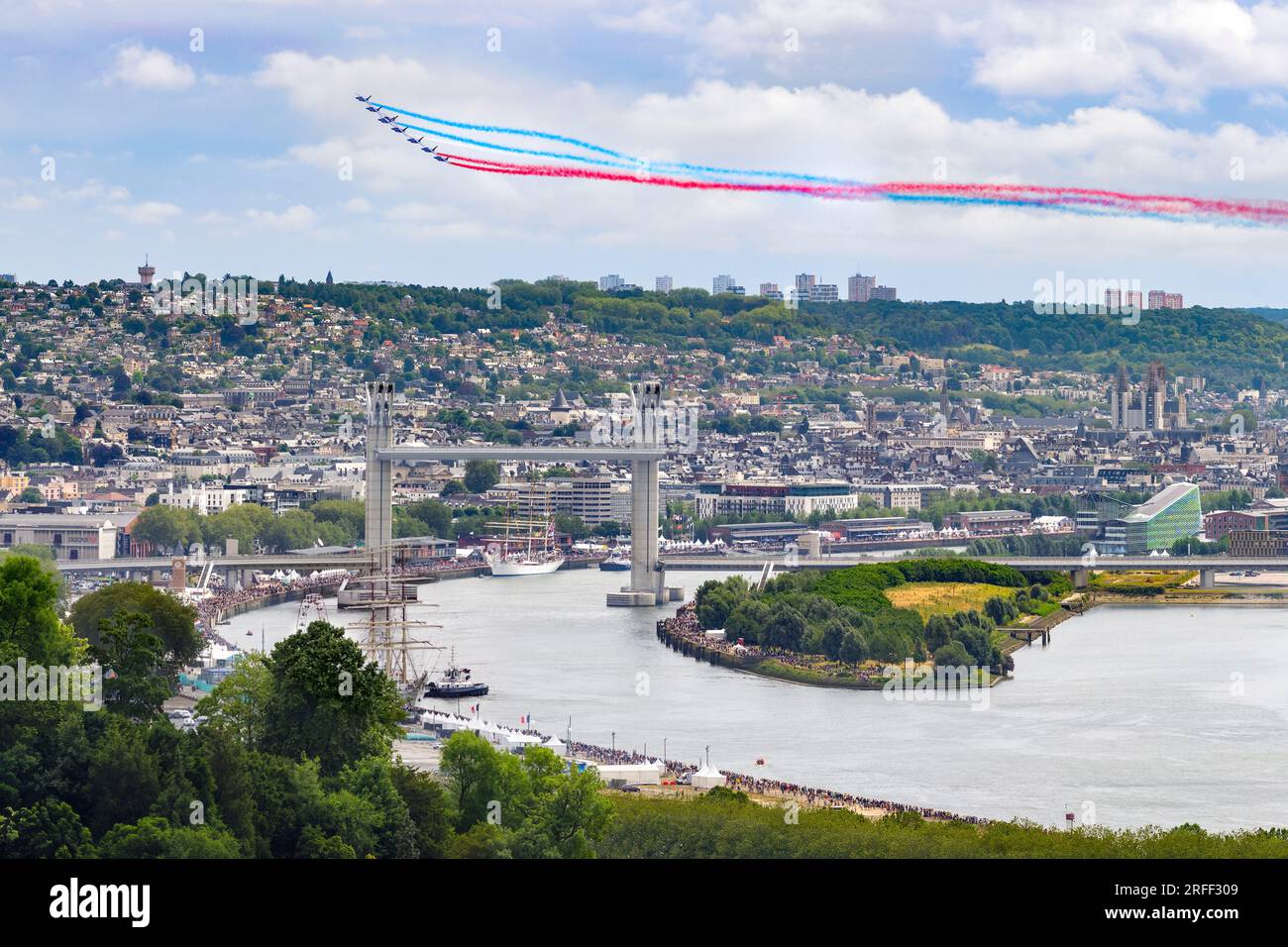 France, Seine-Maritime, Canteleu, Armada 2023, vue surélevée sur Rouen et le pont Gustave Flaubert, performance de la Patrouille acrobatique française (PAF), avec des traces de fumée tricolore derrière les Alpha Jets Banque D'Images